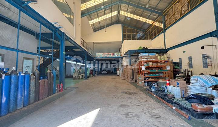 Warehouse for sale in Mustikajaya, Container Loading Road for 20 Feet, Warehouse Length 34M, Width 16.8M, Includes Office, 14 Mess Rooms, Freehold Certificate (SHM), Eligible for KPR (Housing Loan), Direct Access to Tambun Toll Road and East Bekasi Toll Road, Bekasi City. Warehouse for sale in Mustikajaya, Container Loading Road for 20 Feet, Warehouse Length 34M, Width 16.8M, Includes Office, 14 Mess Rooms, Freehold Certificate (SHM), Eligible for KPR (Housing Loan), Direct Access to Tambun Toll Road and East Bekasi Toll Road, Bekasi City.