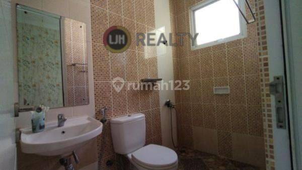  Rumah Grand Wisata 2 Lantai Kamar 4+1, Luas 200m2, Fasilitas Lapangan Olahraga, Kolam Renang, Taman, 500m dari Mall, Akses Langsung Tol Tambun Grand Wisata Bekasi 2