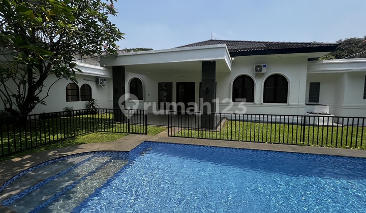Luxury House in Kemang Within a Large Garden With Swimming Pool Luxury House in Kemang Within a Large Garden With Swimming Pool