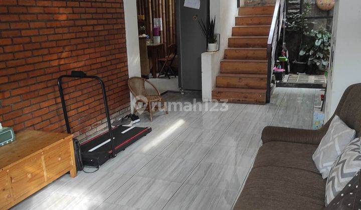 Rumah 2 Lantai SHM Semi Furnished Hadap Timur di Jalan Mekarwangi Sariwangi 2