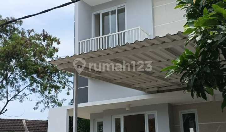 Rumah Hoek 2 Lantai di Komplek Adipura Gedebage Akses Dekat 2 Tol