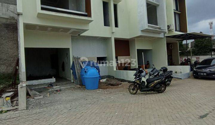 Rumah 2 Lantai dekat ke halte puri beta di Ciledug tangerang kota 2