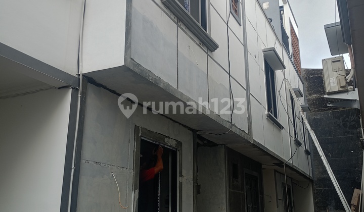 Ready-to-Occupy House with Car Access, No Carport, in Condet, East Jakarta 2