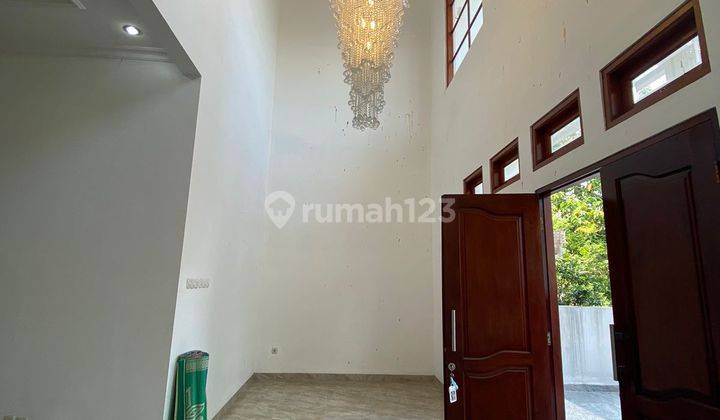 Di jual rumah newly renovated classic design dalam komplek  2