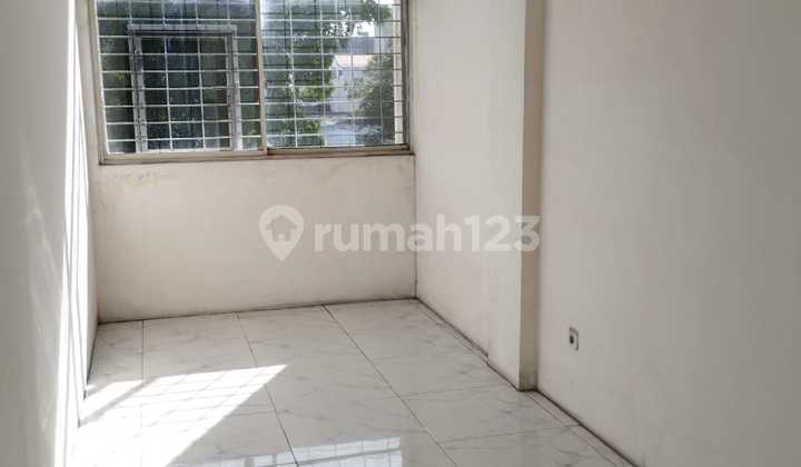 For rent. Shop house. East Cideng. Strategic location.