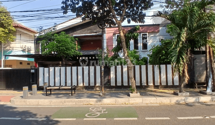 Rumah Besar di Jalan Utama Dekat Stasiun  1