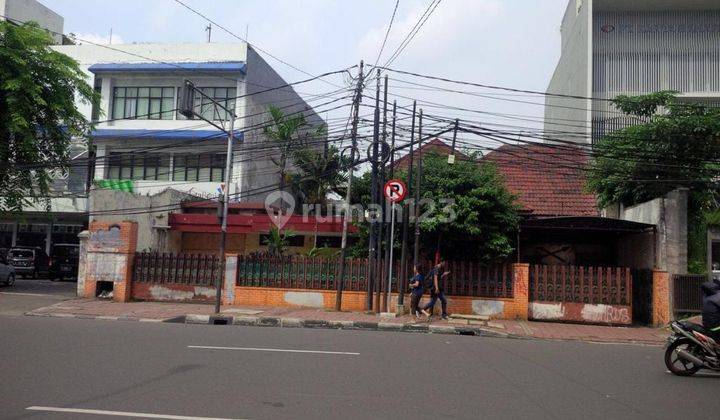 Jual cepat rumah lama di Menteng, pinggir jalan raya, cocok untuk dibuat gedung kantor/usaha 1