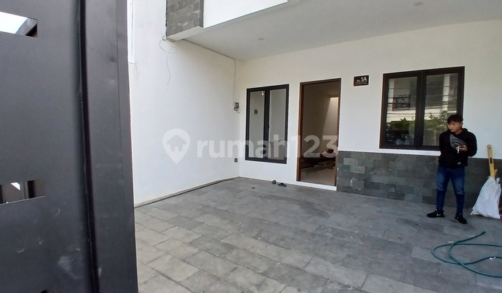 Rumah Baru Cocok Untuk Keluarga Muda di Jalan 2 Mobil