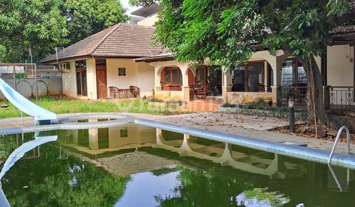 One-Story Garden House With Swimming Pool