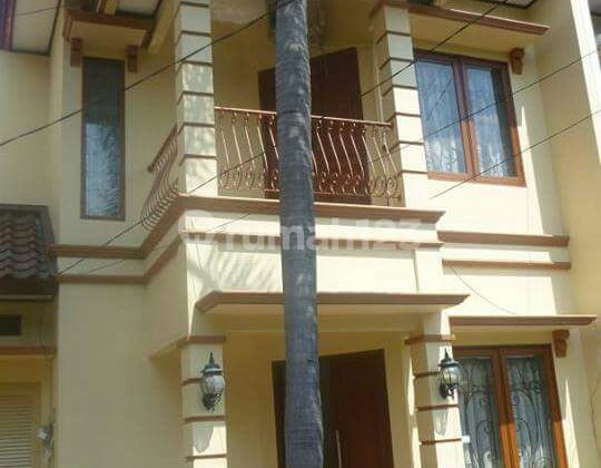 Rumah Dalam Town House Sangat Terawat di Pejaten