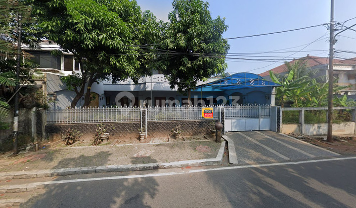 Rumah 2,5 Lantai pinggir Jalan di Bintaro Permai Jakarta Selatan Rumah 2,5 Lantai pinggir Jalan di Bintaro Permai Jakarta Selatan