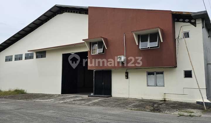 Ready-to-Use Warehouse with 2-Story Office, 870m2 Area, Jatake Tangerang