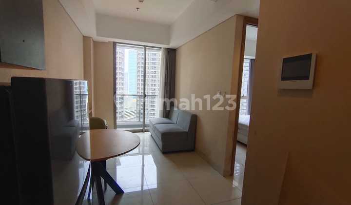 Nice 2 BR Apartment 31st Floor Pool View Near Taman Anggrek Mall