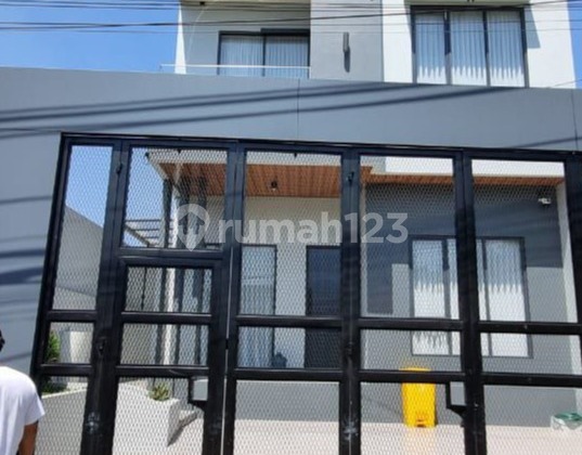 Dapatkan Rumah Cantik 2 lantai+3 KT di Bintaro