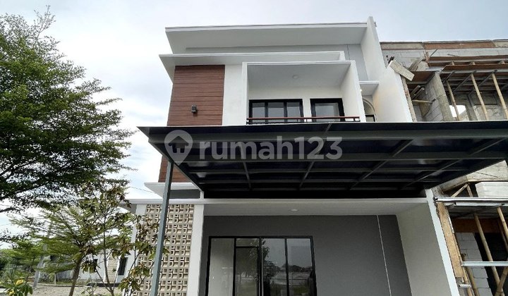 Nikmati Rumah 2 lantai dengan Desain Modern