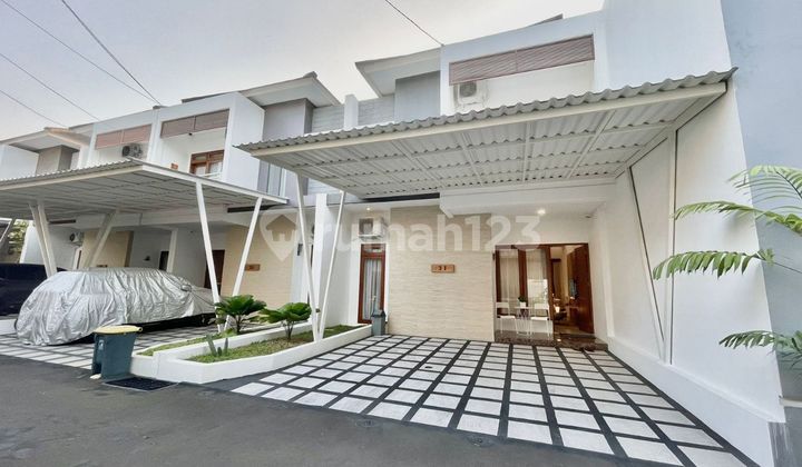 Hunian Luas 2 Lantai Memiliki Taman Kecil Lokasi Jakarta Selatan Hunian Luas 2 Lantai Memiliki Taman Kecil Lokasi Jakarta Selatan