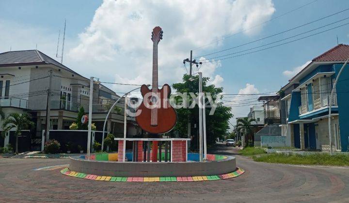 Rumah cantik dipusat kota dengan fasilitas kolam renang harga murah di jati Sidoarjo Jawa Timur 1