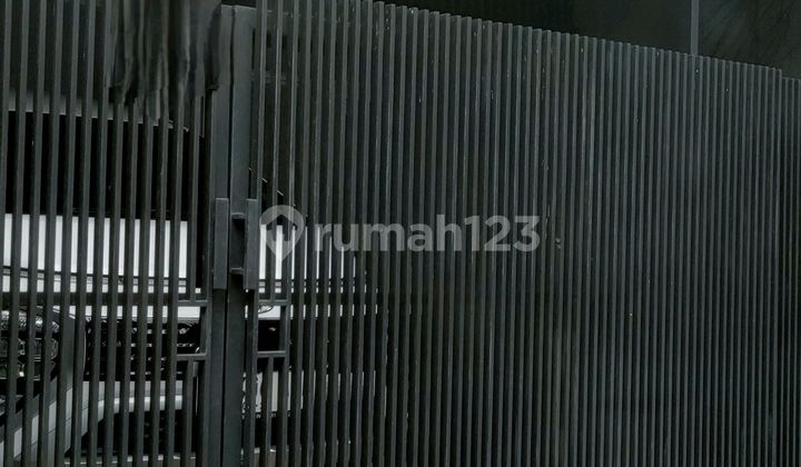 1 Lot House, Furnished, Neat and Clean, Ready to Occupy, in the BSD Nusaloka Area. 1 Lot House, Furnished, Neat and Clean, Ready to Occupy, in the BSD Nusaloka Area.