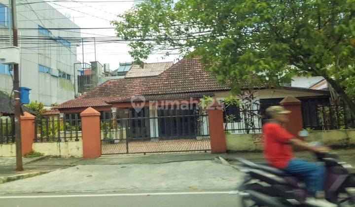 Rumah Mewah Lokasi Strategis Lahan Parkir Luas di Kota Medan 1