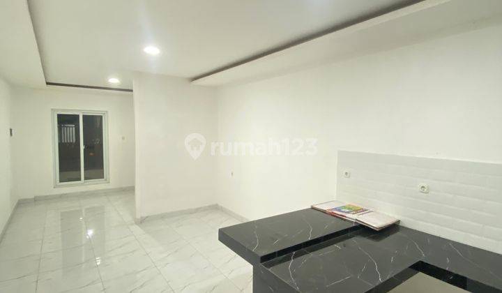 Disewakan Rumah Baru 3½ Lantai, 4 Kamar Tidur, & Kondisi Bangunan Baru Di Taman Palem Lestari 2