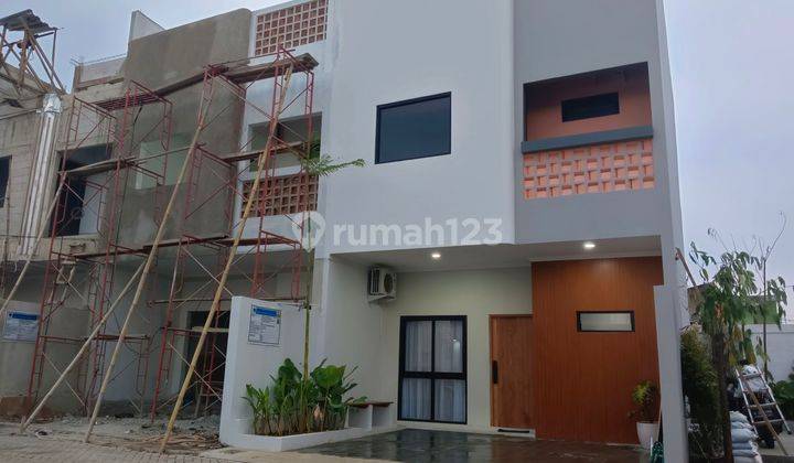 Rumah siap huni 3 lantai  pinggir jalan raya depan kampus sahid 1