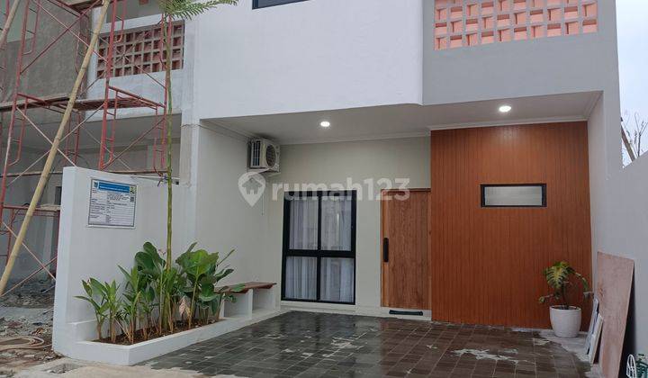 Rumah siap huni 3 lantai  pinggir jalan raya depan kampus sahid 2