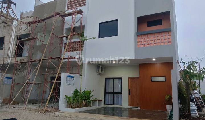 Rumah di pinggir jalan utama pondok cabe depan kampus Universitas 2