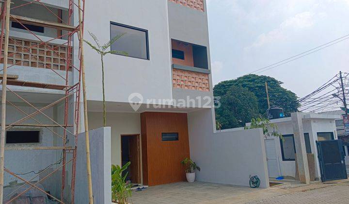 Rumah 3 lantai di jalan utama Pondok cabe depan kampus sahid  1