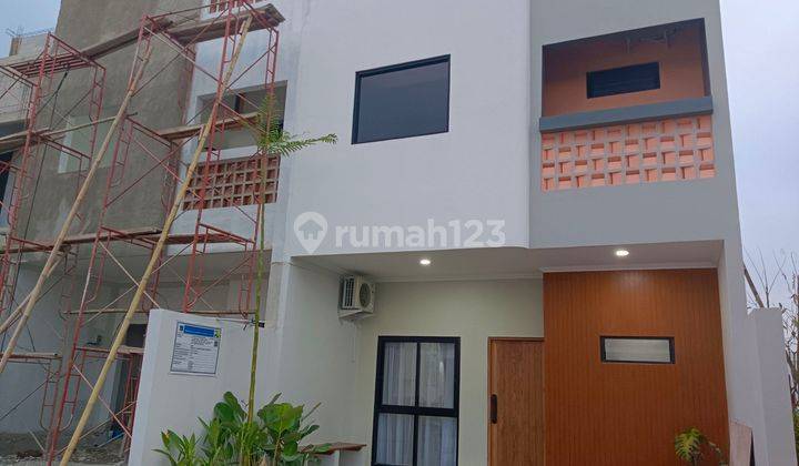 Rumah 3 lantai ada rooftop nya di jalan utama pondok cabe dkt tol 1