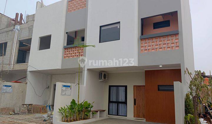 Rumah mewah 3 lantai dijalan utama pondok cabe depan kampus sahid 2