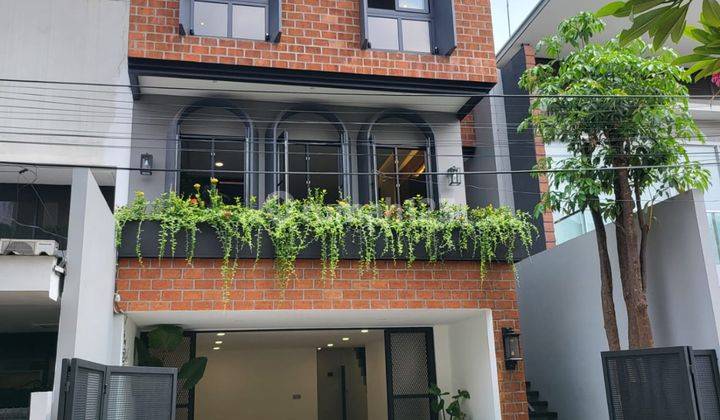 Rumah Cantik Dengan Swimming Pool Dan Roof Top Garden di Pondok Indah 1