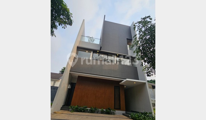 For Sale 3-Story 8x15 Ready-to-Live House In The Green Bsd City