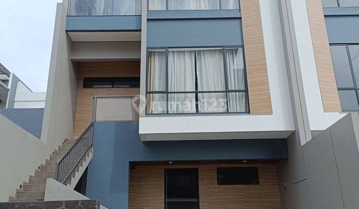 Rumah MODERN 3 Lantai di Setraduta Royal Grande, Bandung 1