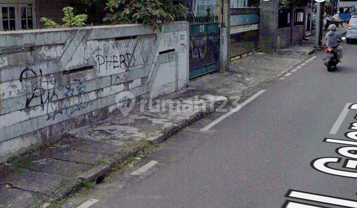 Old House. Strategic Location. Suitable for Shophouses... Boarding Houses... or Offices. 1