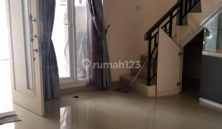 ruang tamu rumah 2 lantai di perum