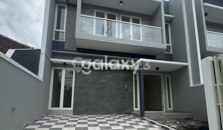 *Model Scandinavian*
dijual *Rumah Gress lebar 8 m 2Lt di Jln Utama Komplek  Double Way utk usaha dan dekat Petra* :heart_eyes: 2