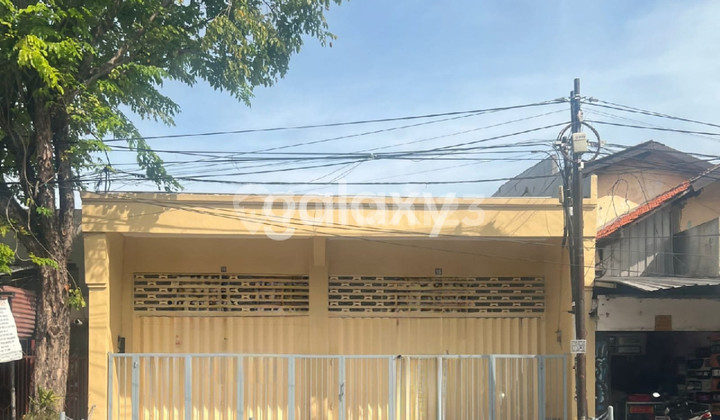 For Rent: Two Shophouses Combined into One in Manyar Kertoarjo – Size 9x43m, Zero Highway Frontage, Strategic Location. 2