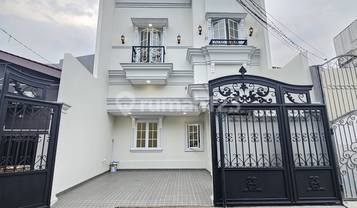 Rumah Mewah American Classic Siap Huni Joglo Jakarta Barat