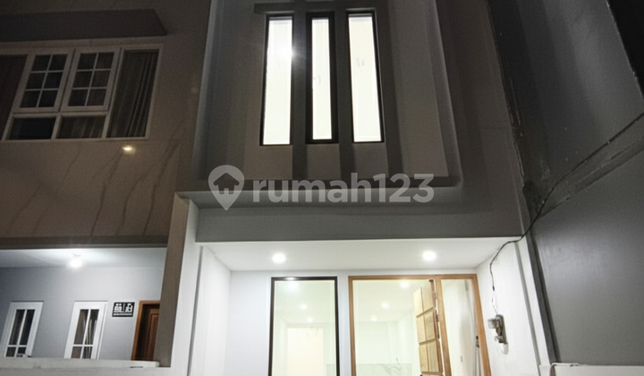 Rumah Baru 3 Lantai Taman Palem Lestari Jakarta Barat