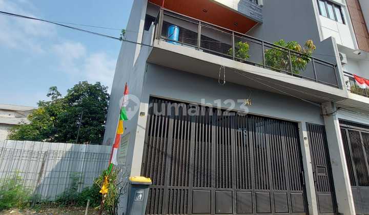 For Sale Brand New (2023) Modern House 3 Lantai Plus Rooftop Praja Kebayoran Lama Jakarta Selatan