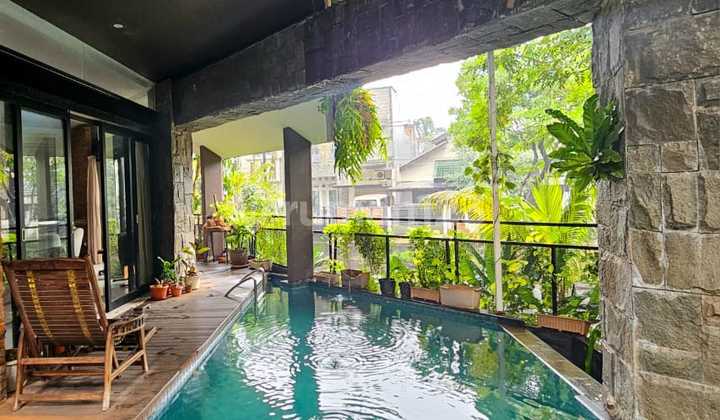 Rumah Secondary Posisi Hoek Depan Taman Karya Arsitek Ternama Tanah Air Berlokasi di Bintaro Jaya Sektor 9