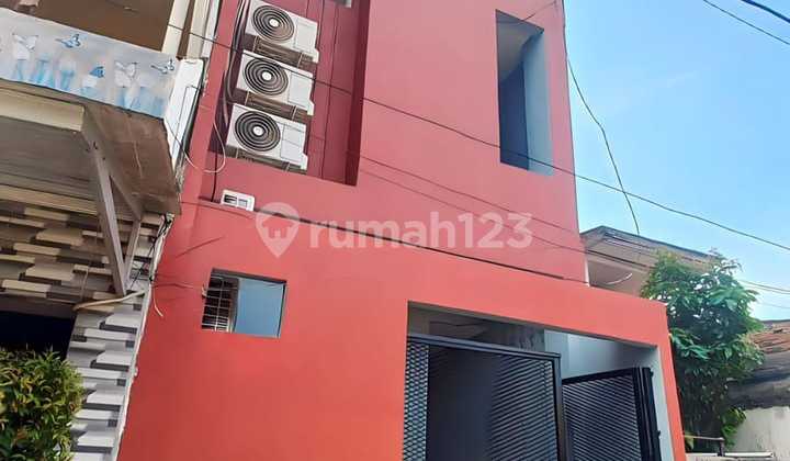 For Sale Quick !! 9-room boarding house in Arwa Senayan, South Jakarta, Trans Jakarta access, Palmerah Station 2