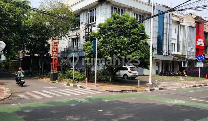 FOR SALE FAST  A 3.5-STORY SHOPHOUSE Ready to use  Located on a hook in a highly strategic position  In Tebet Raya