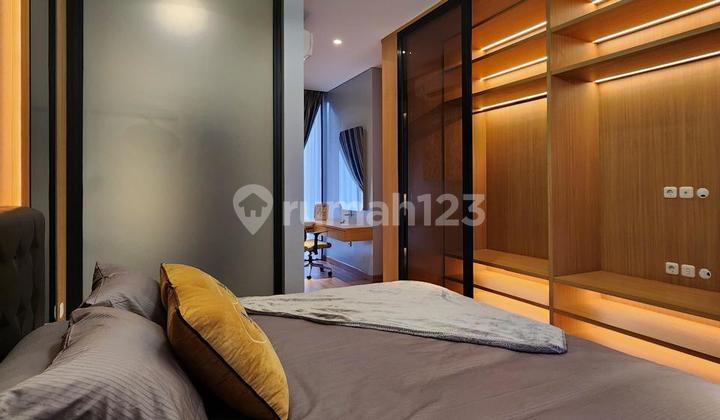 Satu-Satunya Townhouse di Jakarta Selatan dengan Konstruksi Tahan Gempa! Modern Tropical, All Furnished Baru, Rooftop & Swimming Pool, Lokasi Super Strategis ke Tol Veteran, Gandaria City & Pim