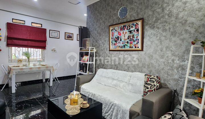 For Sale : Rumah Cantik 2 Lantai Siap Huni Dalam Town House di Depok Ii, Depok 2