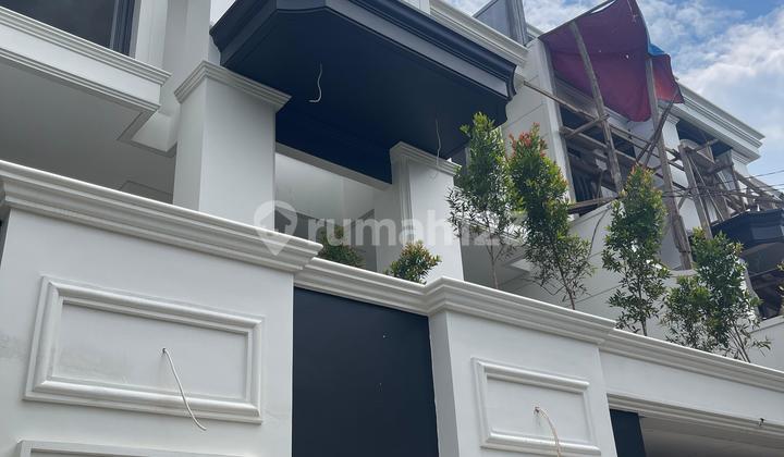 BRANDNEW MODERN CLASSIC HOUSE WITH HIGH QUALITY MATERIAL di CILANDAK. DESIGN By EMPORIO ARCHITECT BRANDNEW MODERN CLASSIC HOUSE WITH HIGH QUALITY MATERIAL di CILANDAK. DESIGN By EMPORIO ARCHITECT