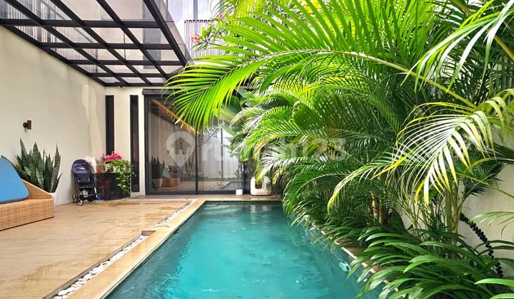 Rumah Modern dengan private s.pool siap huni dalam Townhouse Veteran Bintaro