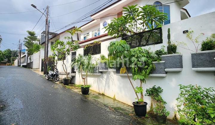 Rumah Asri, Void Tinggi, Layout Terbuka, Nyaman, Terawat dan Siap Huni di Kebayoran Lama