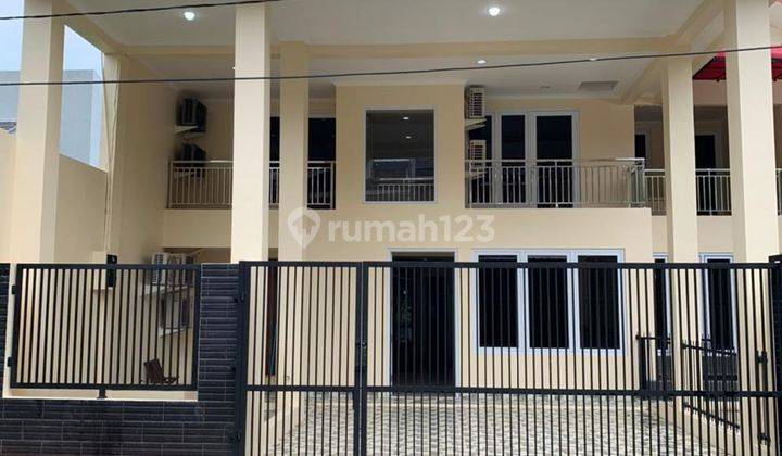 Disewakan 2 Rumah 4kt, Semi Furnished, Bagus, Siap Huni, Terenovasi, Bebas Banjir, Lokasi Strategis, Taman Laguna Cibubur SHM 1