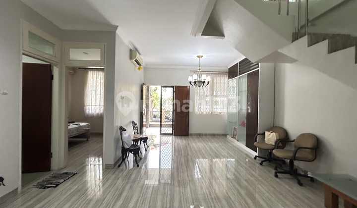 For Rent: Newly Renovated Luxury House, 300m², 4+1 Bedrooms in Raffles Hills Cibubur, Semi-Furnished, Excellent Condition, Ready to Occupy, Strategic Location Near Toll Road, Close to Shopping Centers, Flood-Free. For Rent: Newly Renovated Luxury House, 300m², 4+1 Bedrooms in Raffles Hills Cibubur, Semi-Furnished, Excellent Condition, Ready to Occupy, Strategic Location Near Toll Road, Close to Shopping Centers, Flood-Free.